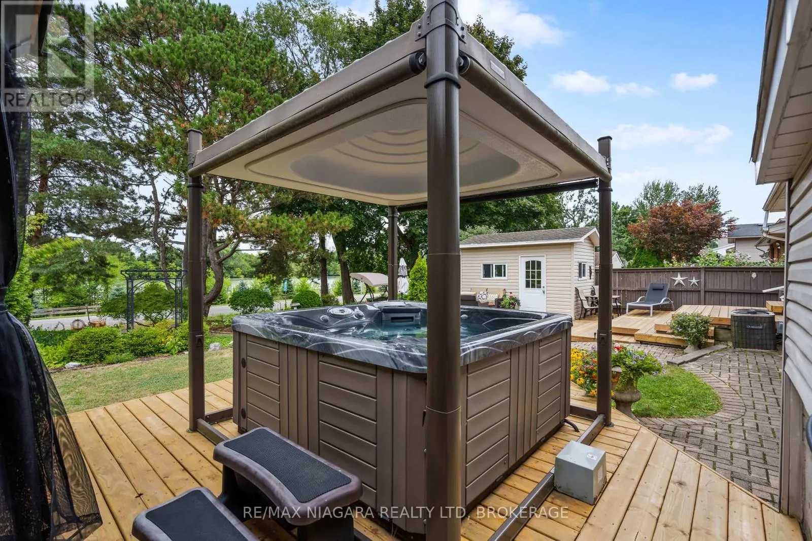 44 LOCKVIEW CRESCENT
