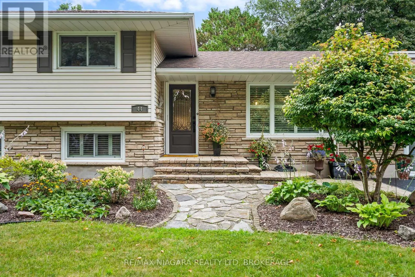 44 LOCKVIEW CRESCENT