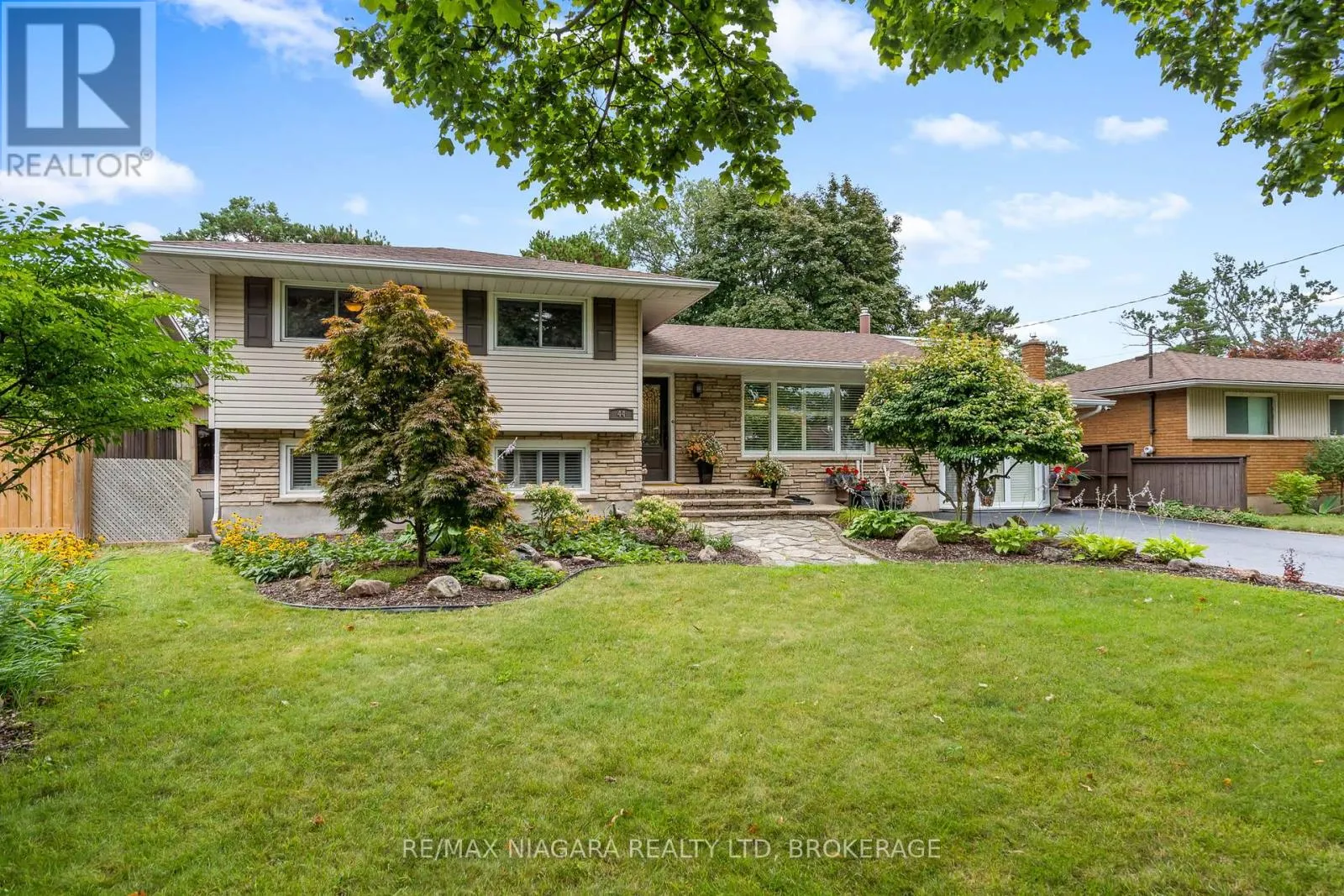 44 LOCKVIEW CRESCENT