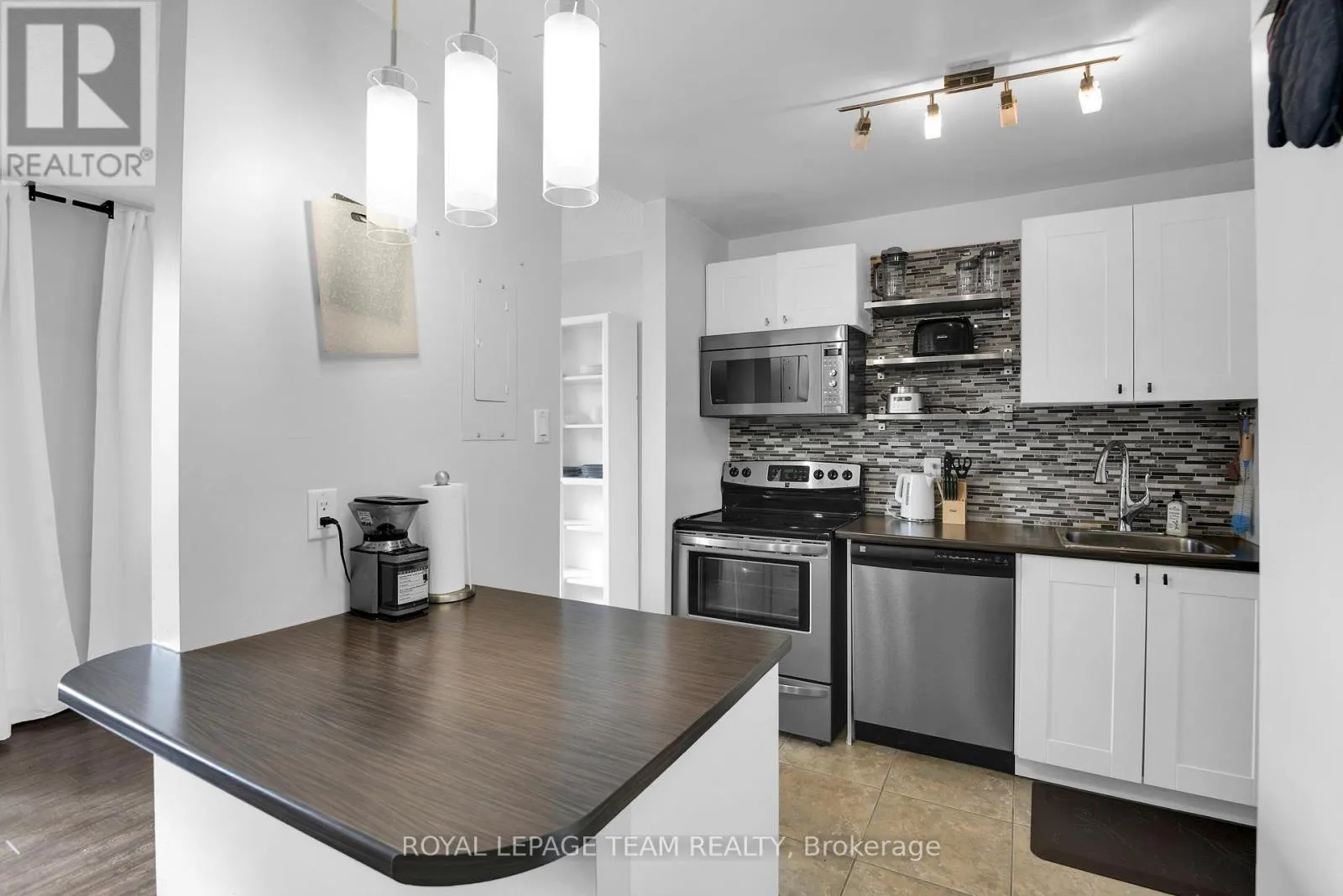 811 - 2000 JASMINE CRESCENT