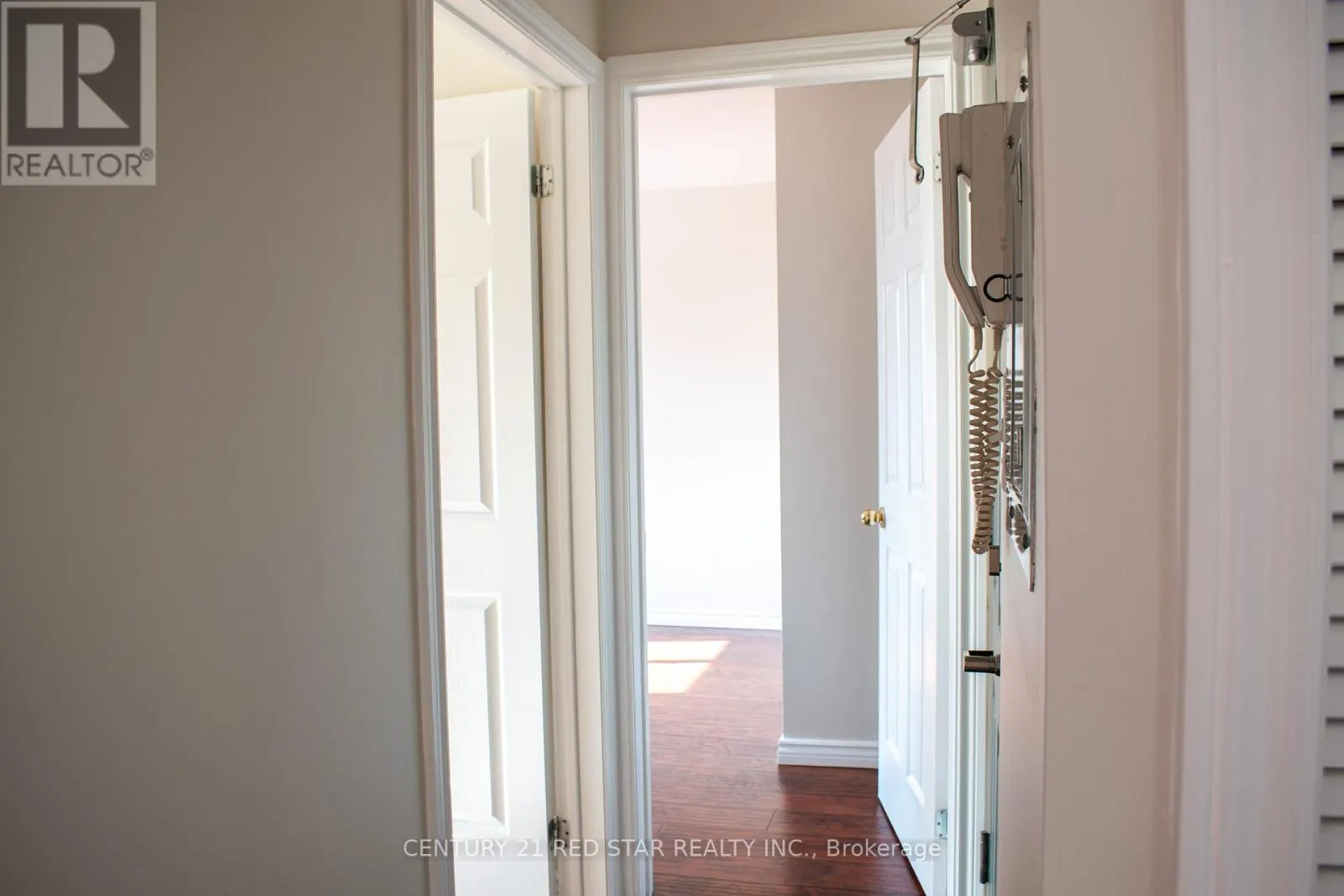 206 - 28 VICTORIA AVENUE N