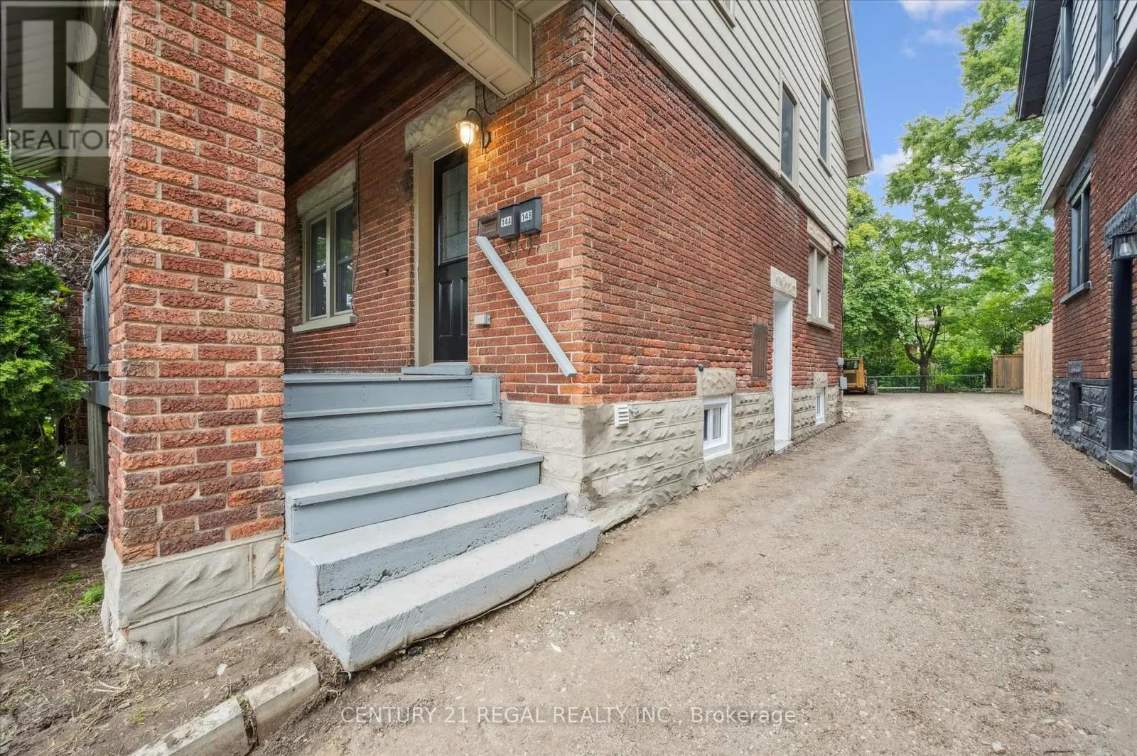 14 STIRLING AVENUE N