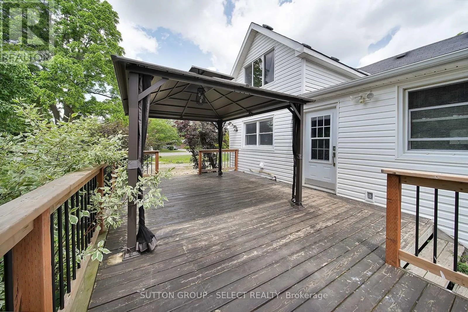 2617 QUEEN STREET
