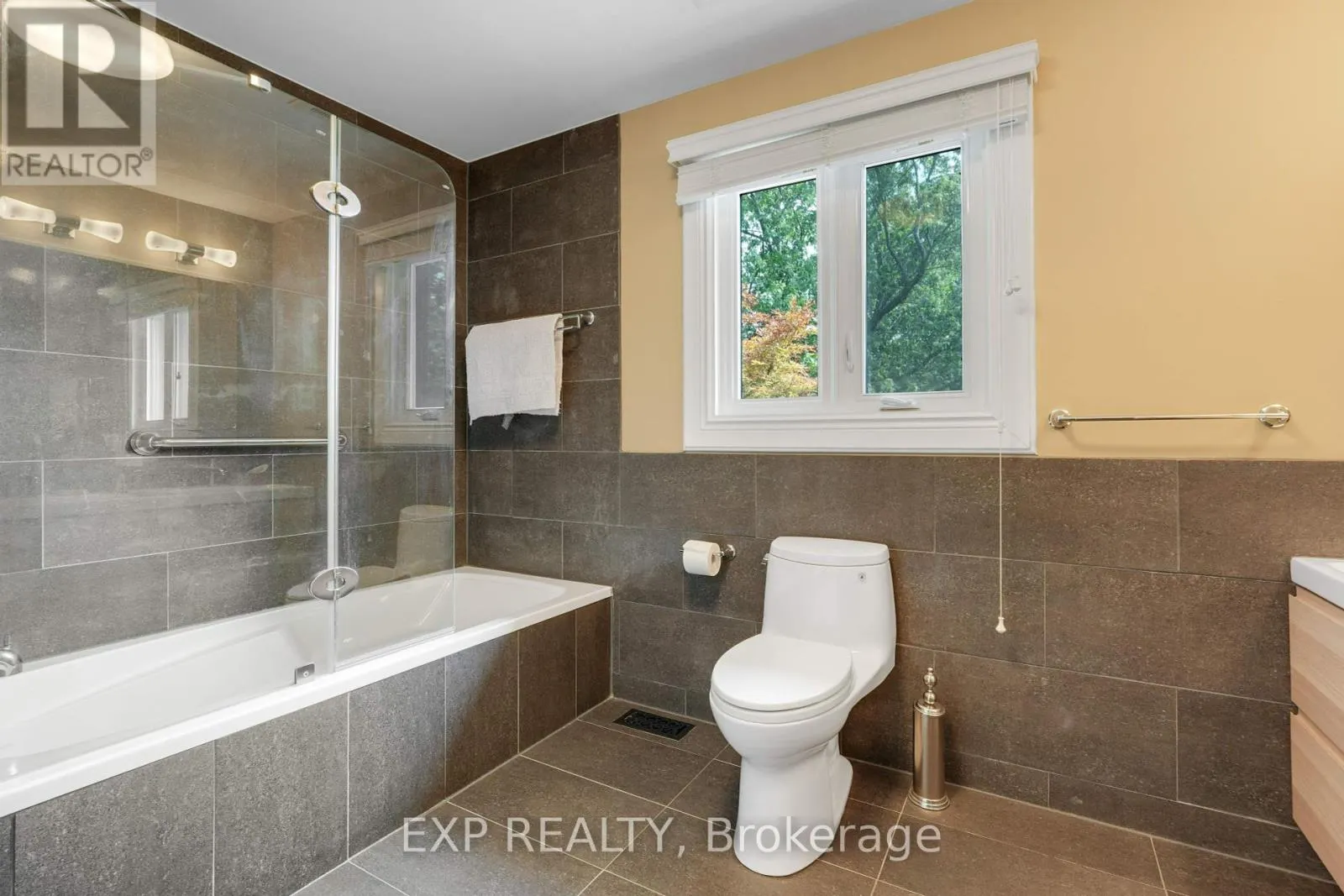 2106 LAMIRA STREET W