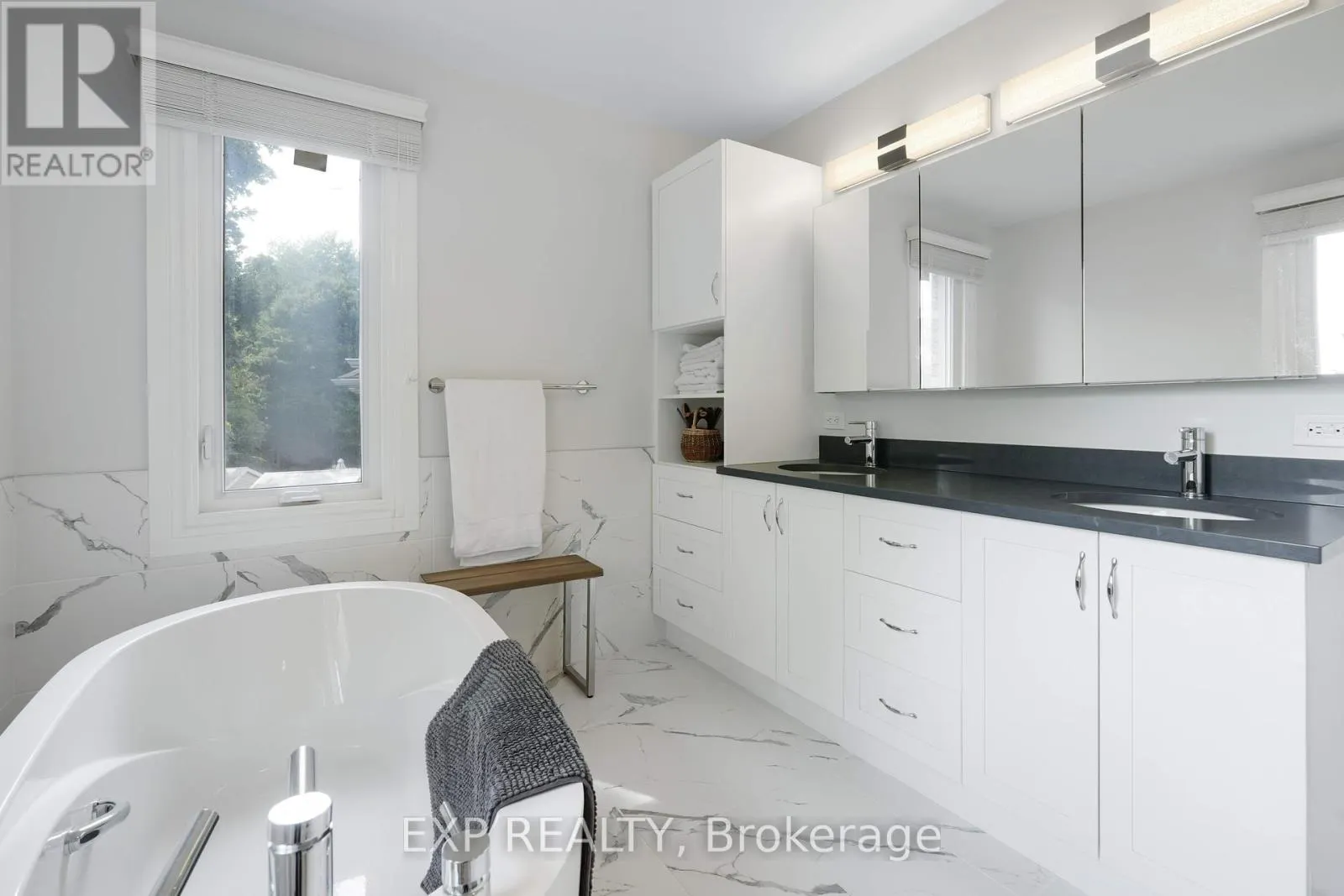 2106 LAMIRA STREET W