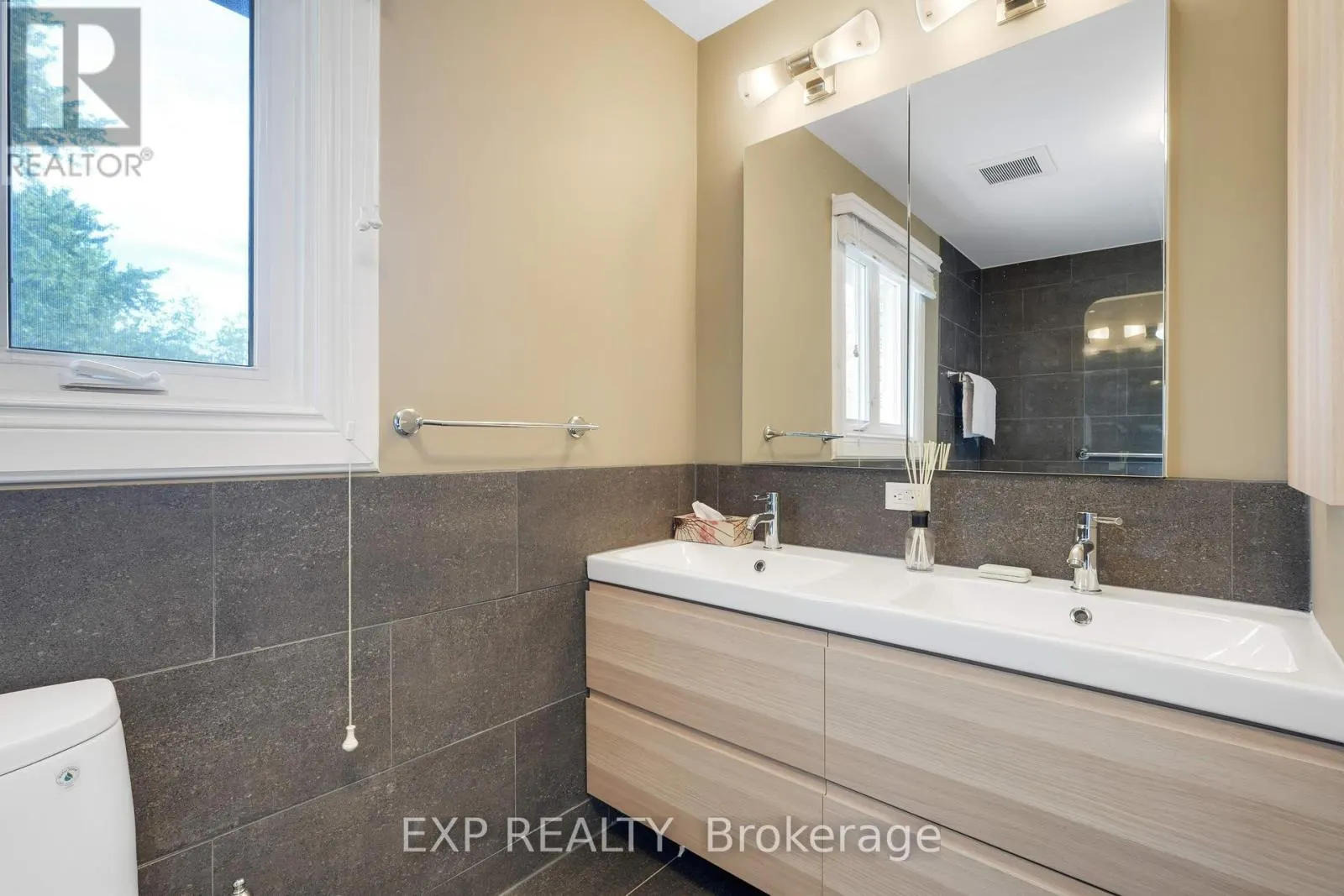 2106 LAMIRA STREET W
