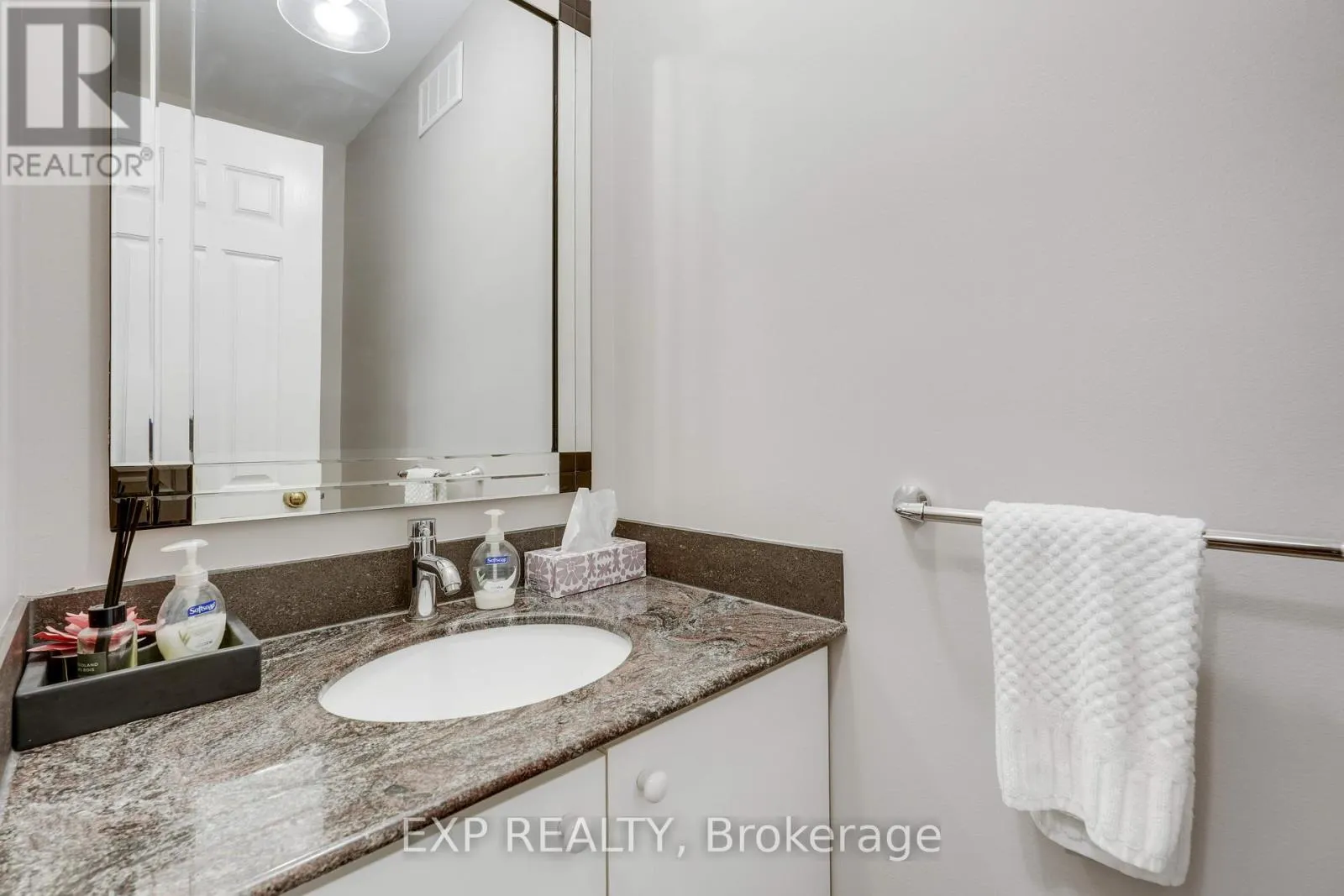2106 LAMIRA STREET W