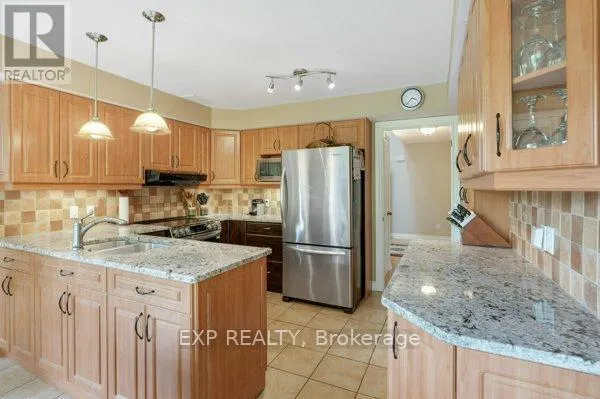 2106 LAMIRA STREET W