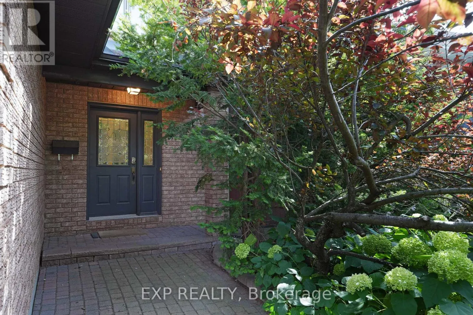 2106 LAMIRA STREET W