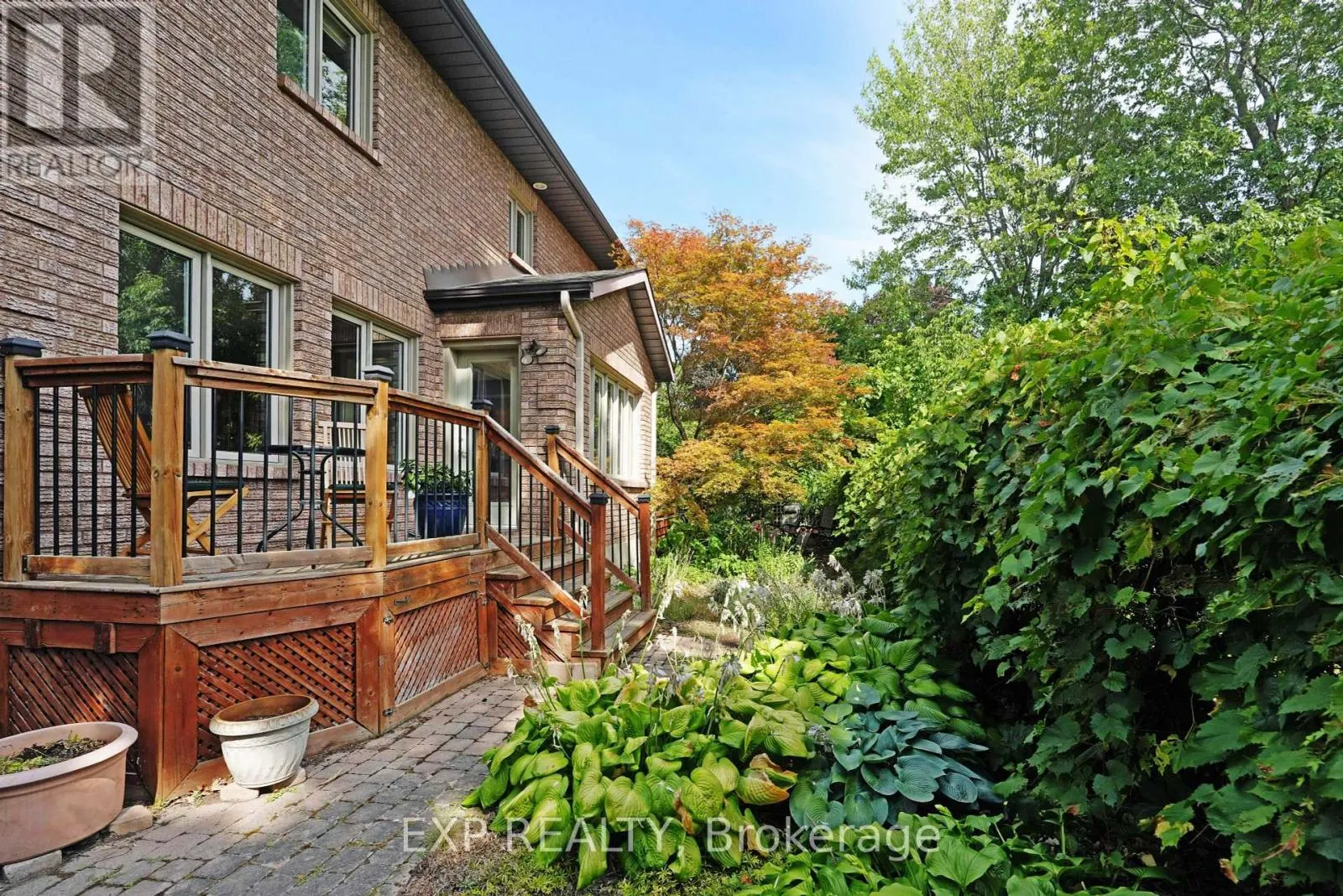2106 LAMIRA STREET W