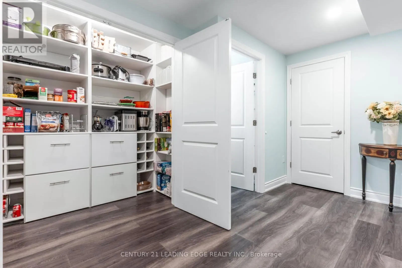 28 WINDOVER DRIVE