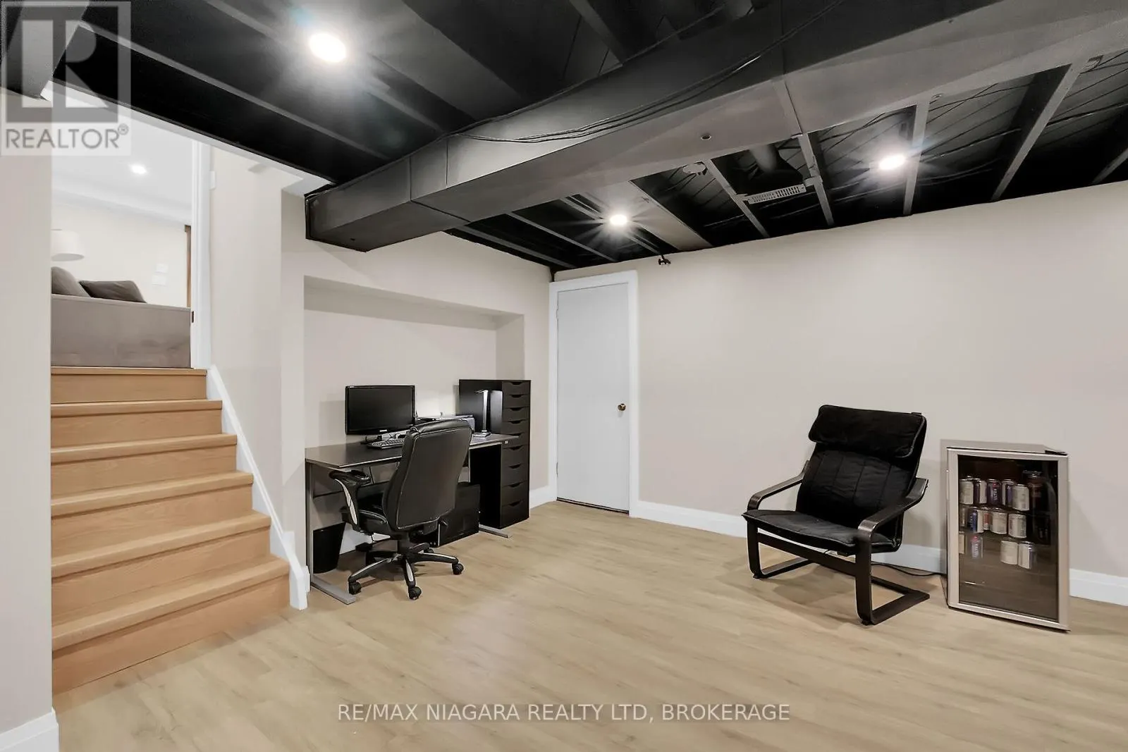 77 ALEXANDRA BOULEVARD W