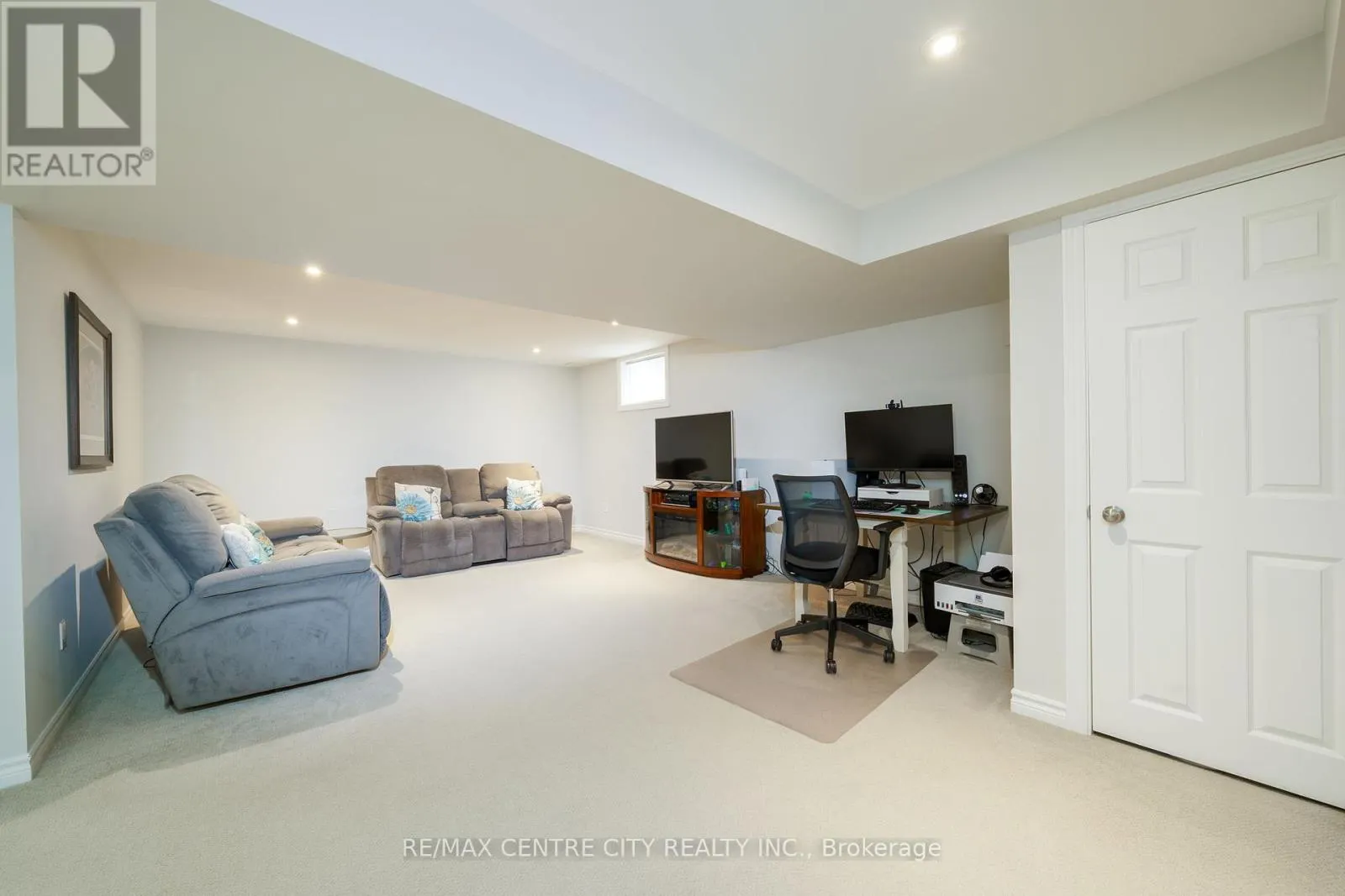8 FENWICK COURT