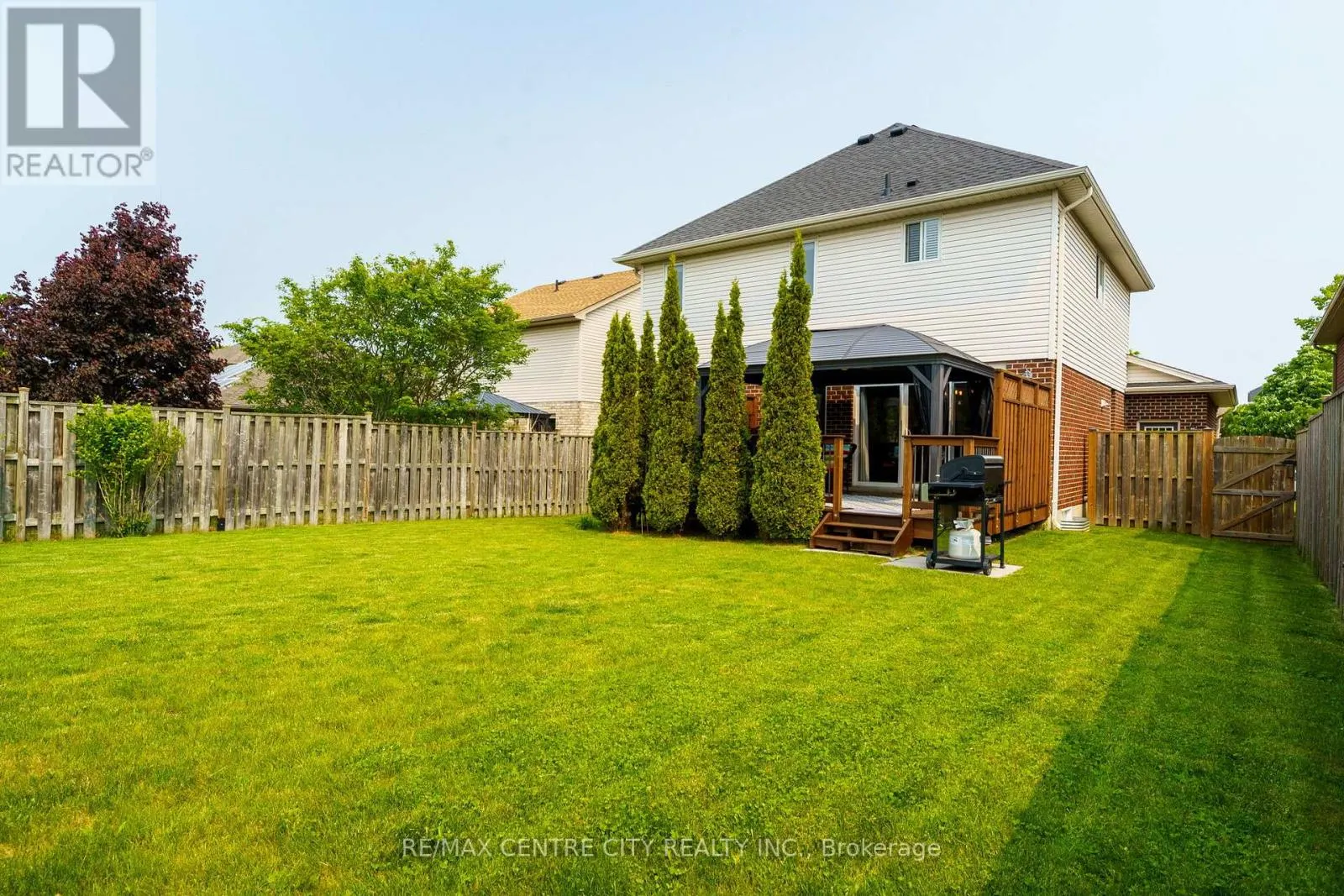 8 FENWICK COURT