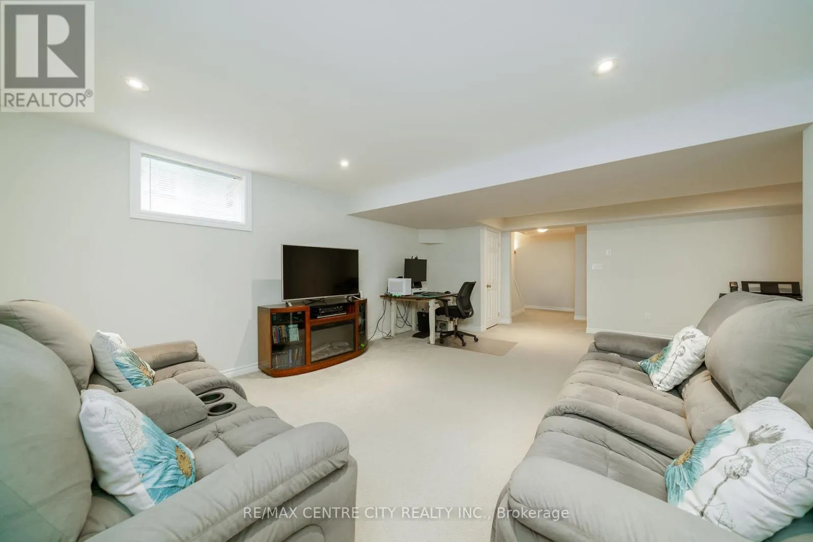 8 FENWICK COURT