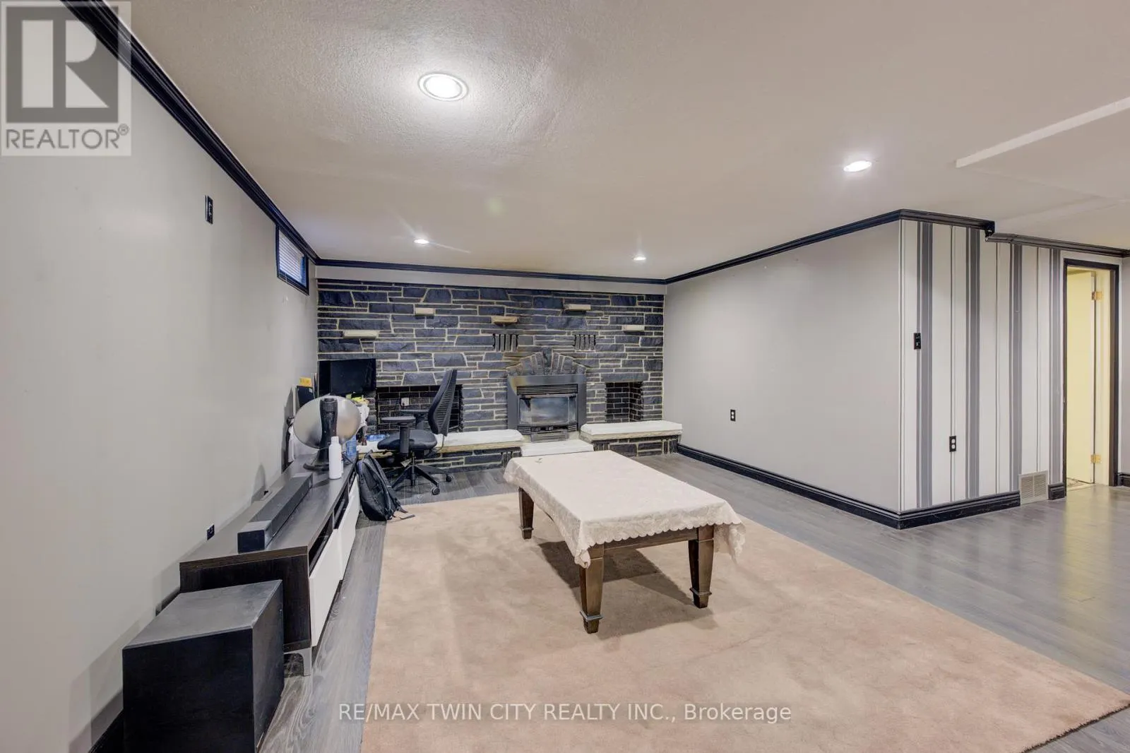1740 HOLLEY CRESCENT