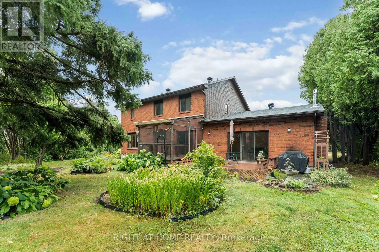 2 MUIRFIELD GARDENS