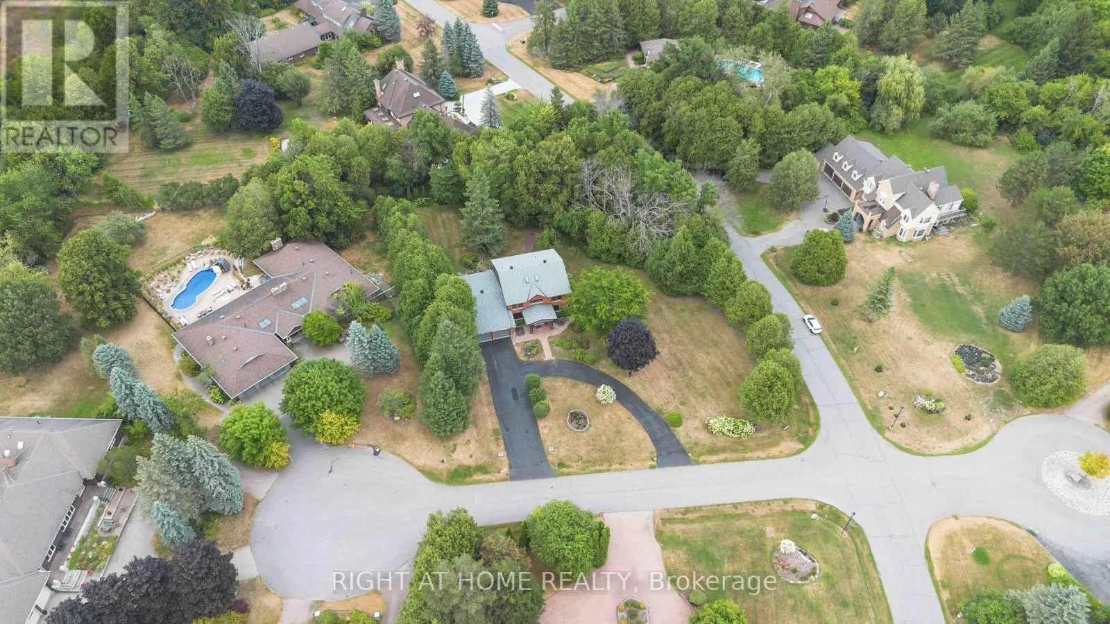 2 MUIRFIELD GARDENS
