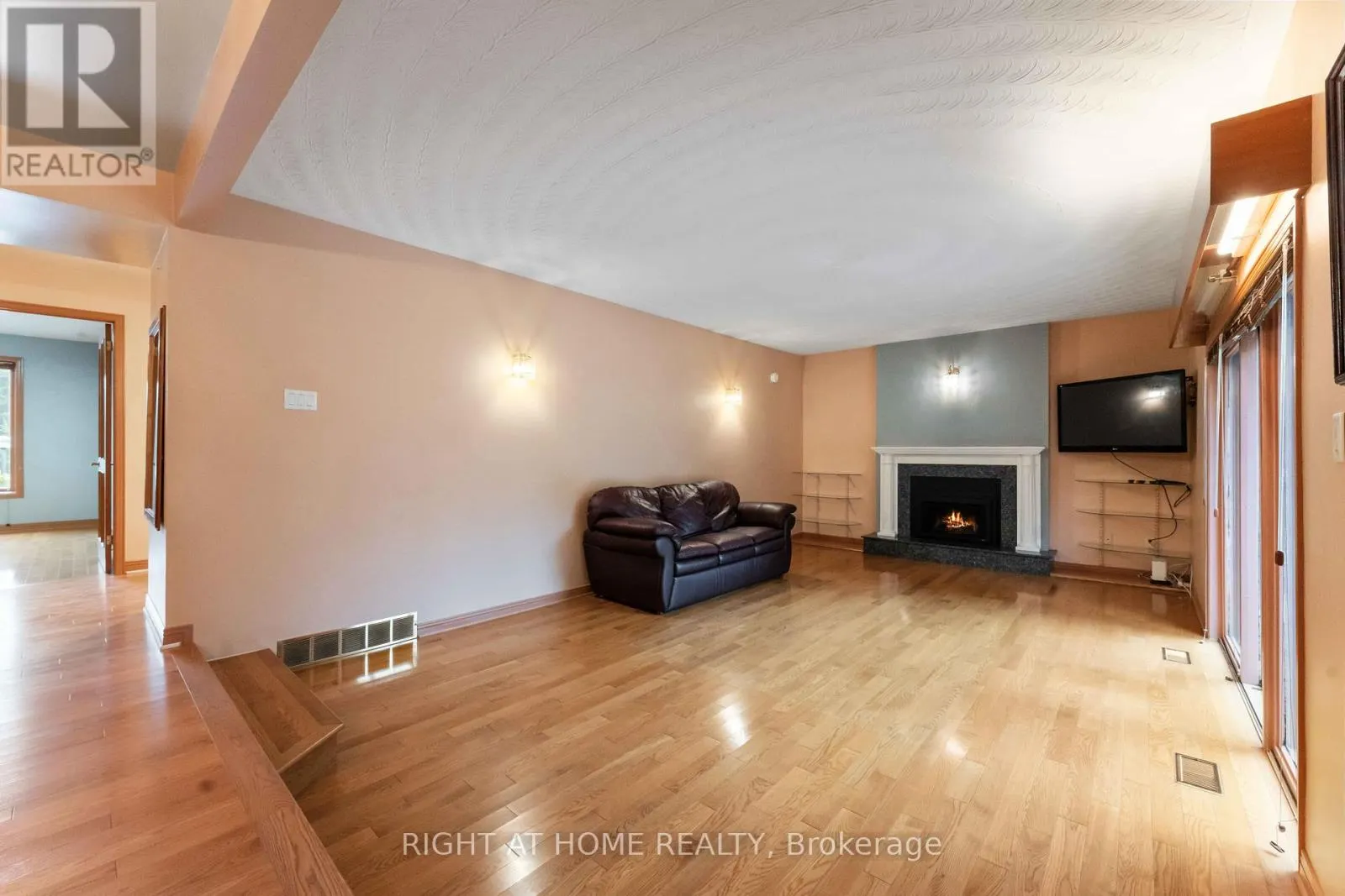 2 MUIRFIELD GARDENS