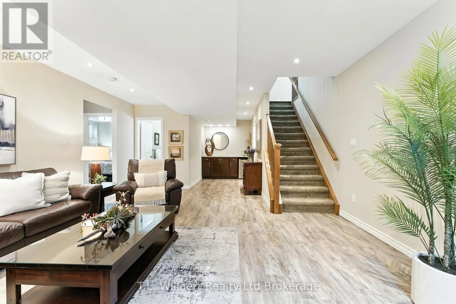 6 COLIN AVENUE