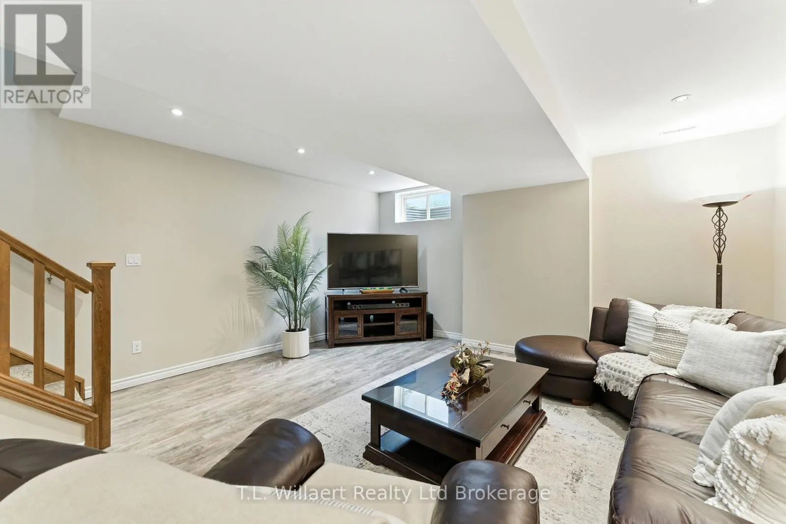 6 COLIN AVENUE