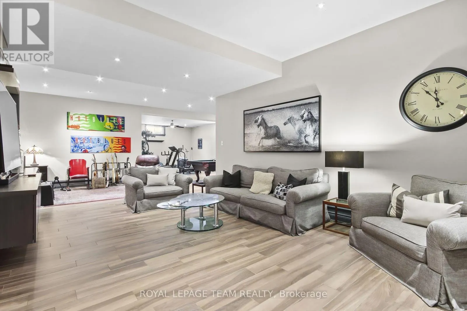 5849 QUEENSCOURT CRESCENT