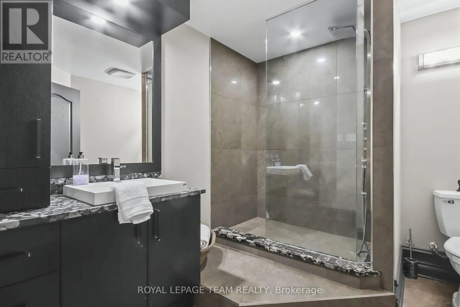 5849 QUEENSCOURT CRESCENT
