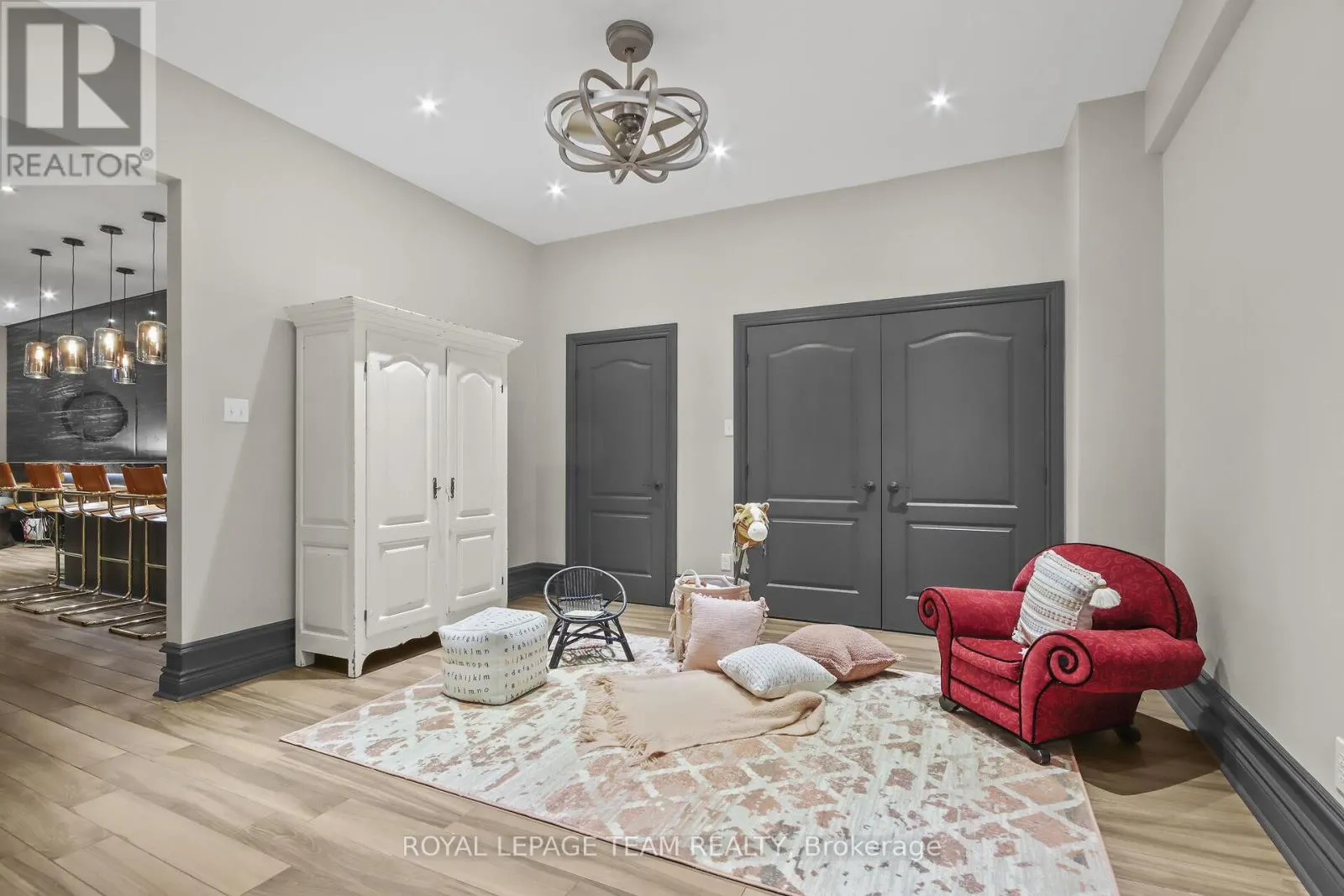5849 QUEENSCOURT CRESCENT