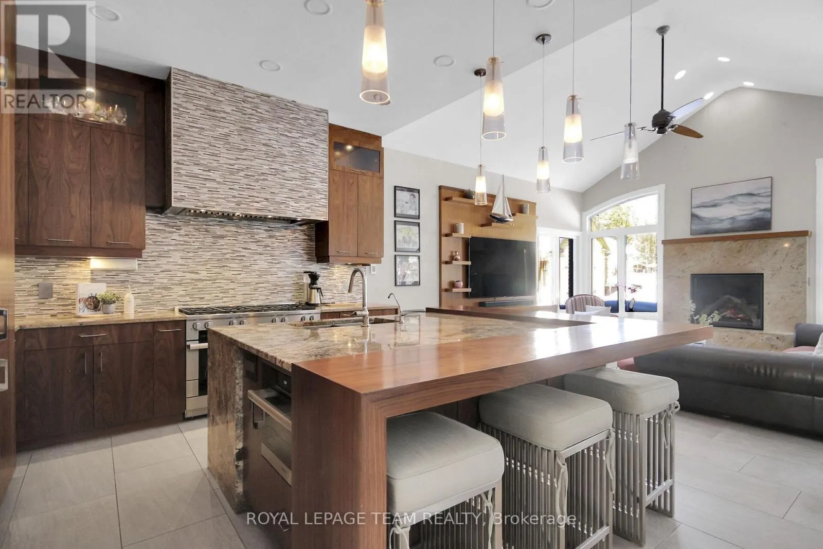 5849 QUEENSCOURT CRESCENT