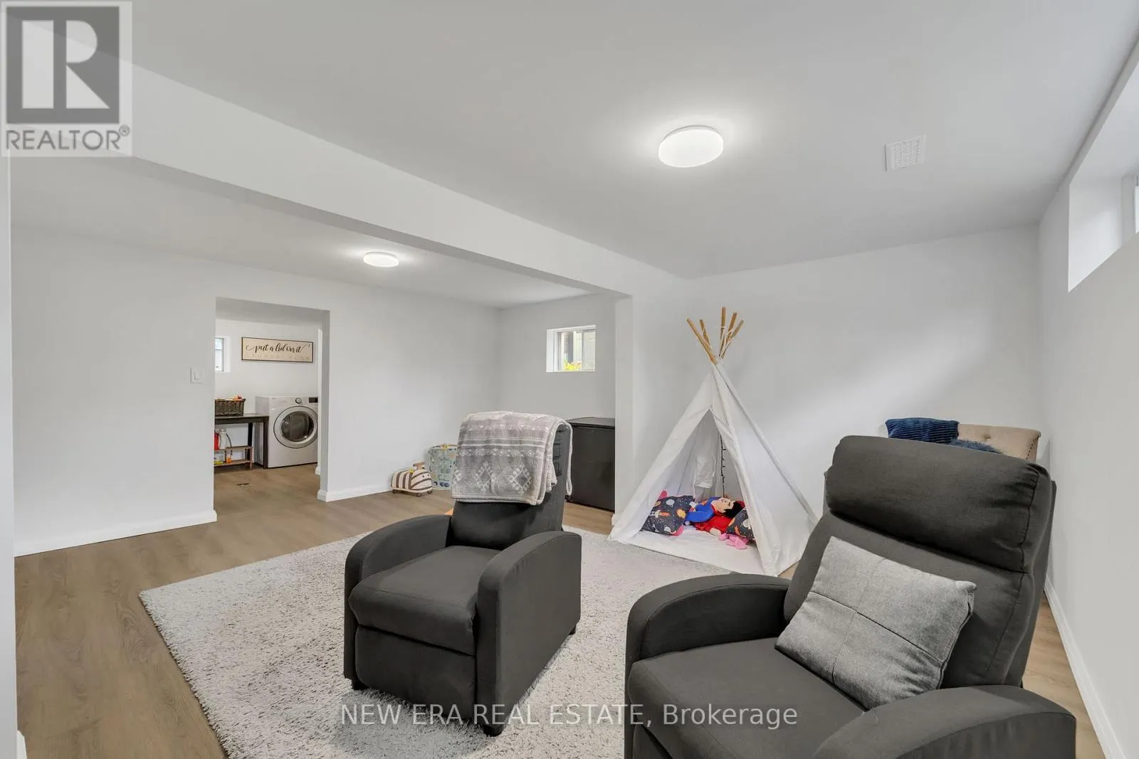 8 RAVENSDALE ROAD