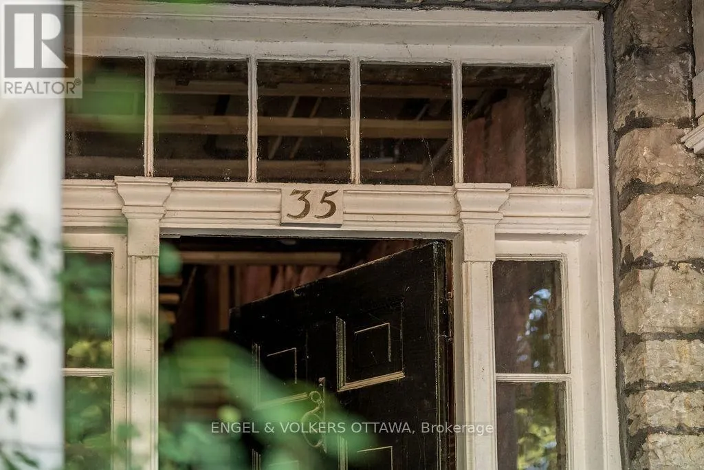 35 MACKAY STREET