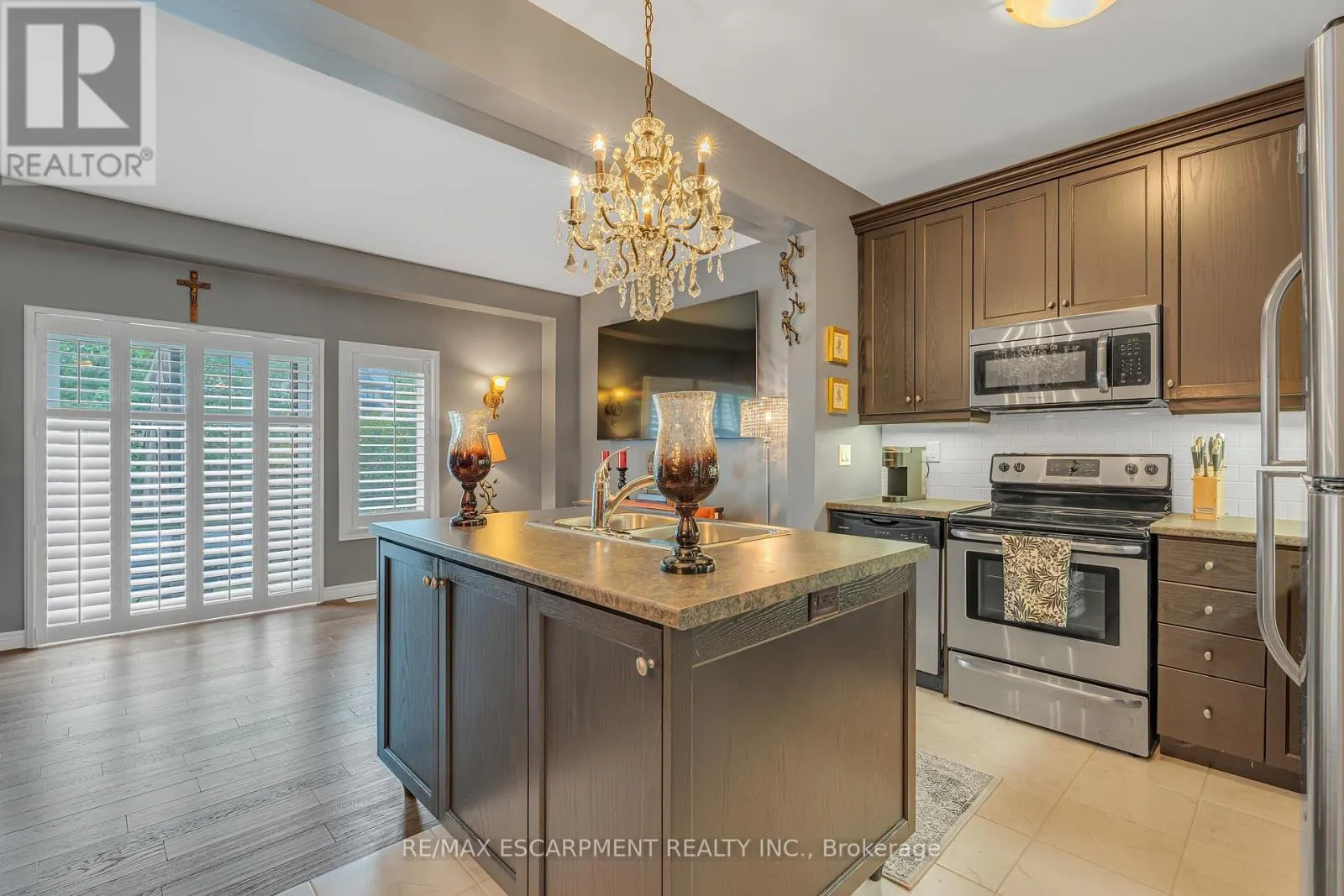72 DODMAN CRESCENT