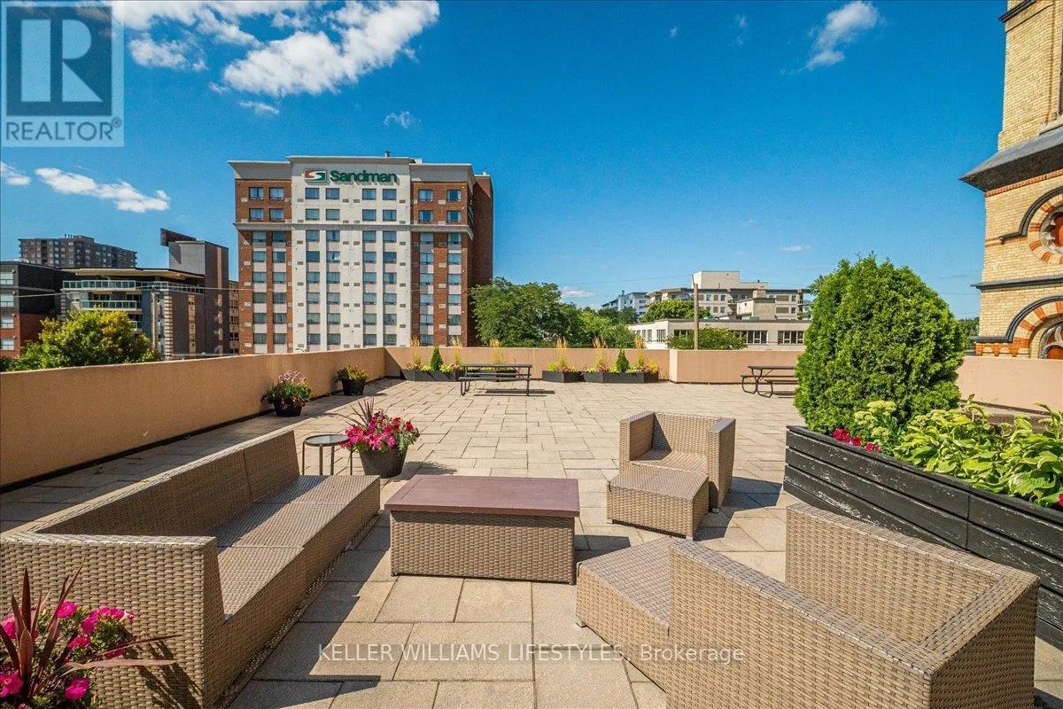 1601 - 389 DUNDAS STREET, #1601