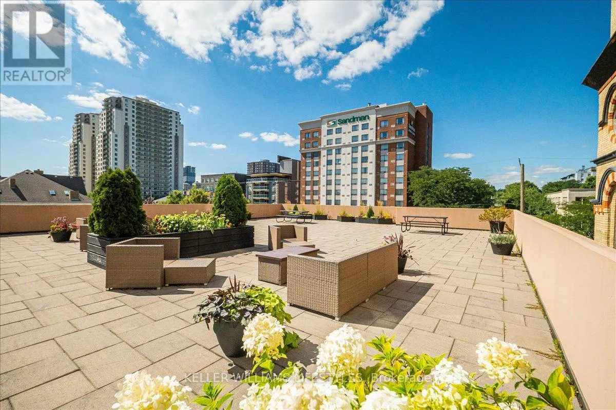 1601 - 389 DUNDAS STREET, #1601
