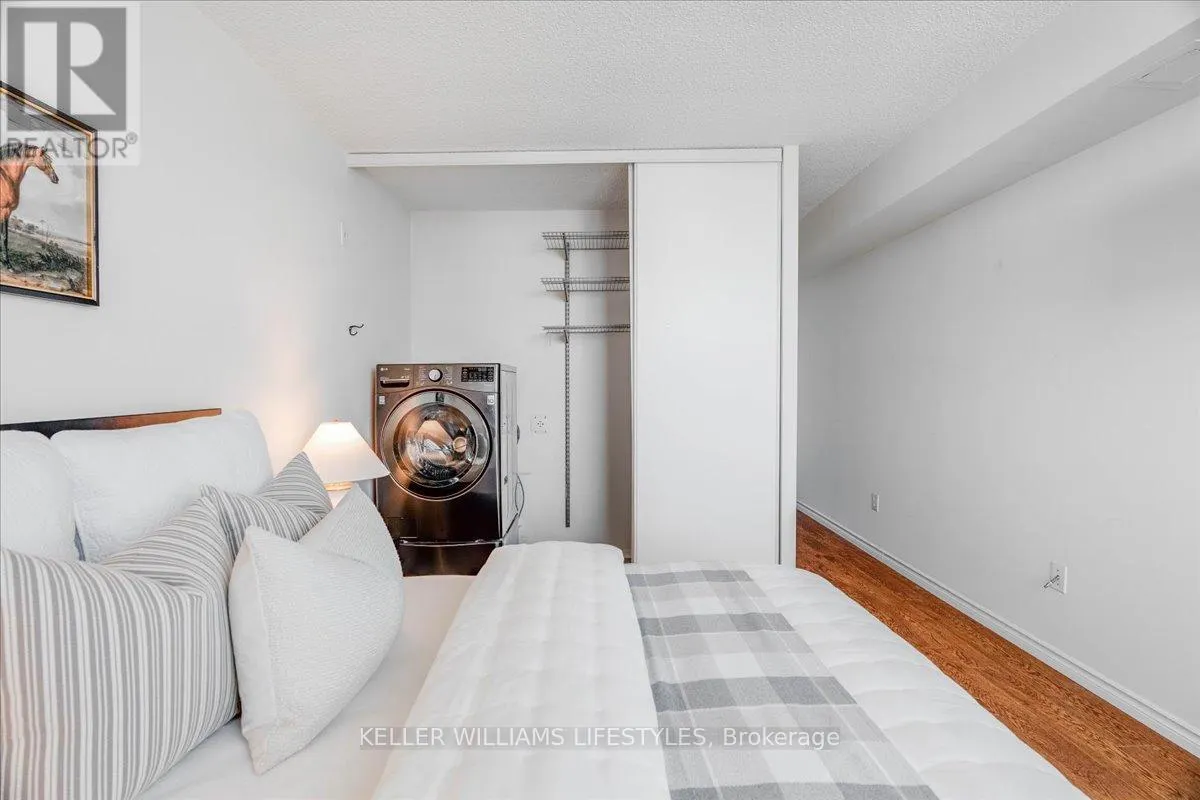 1601 - 389 DUNDAS STREET, #1601