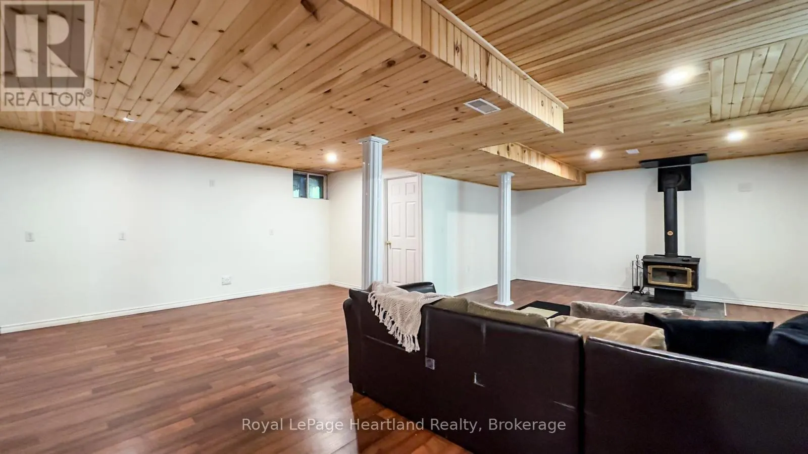 216 SHADYWOOD CRESCENT