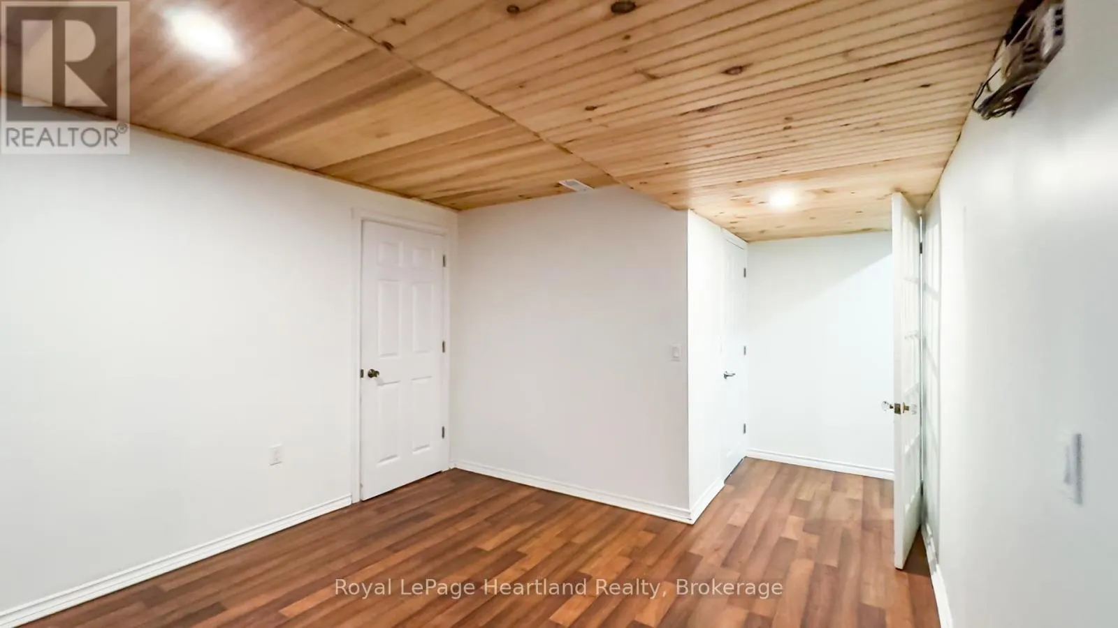 216 SHADYWOOD CRESCENT