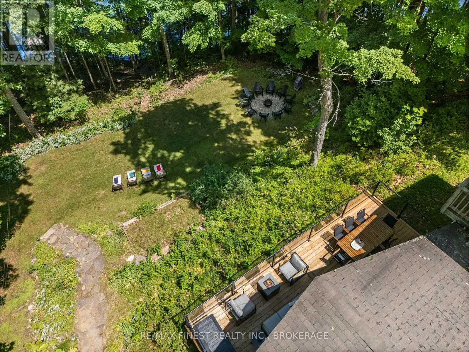 32 OAKWOOD LANE