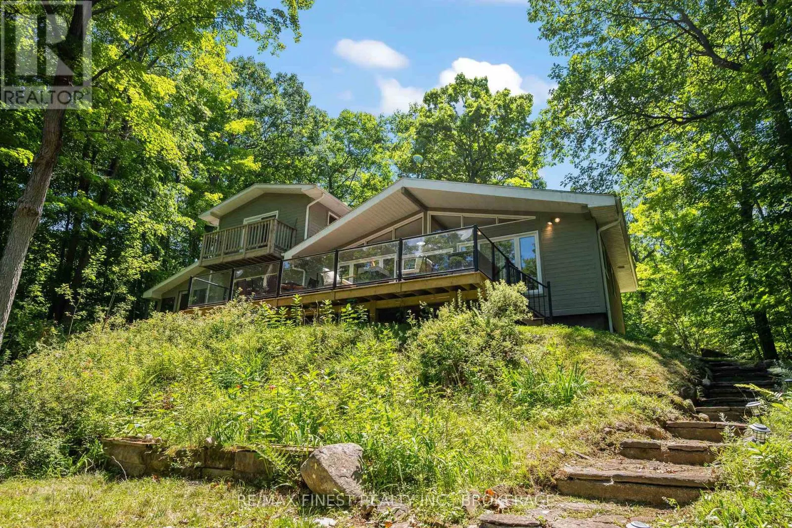 32 OAKWOOD LANE