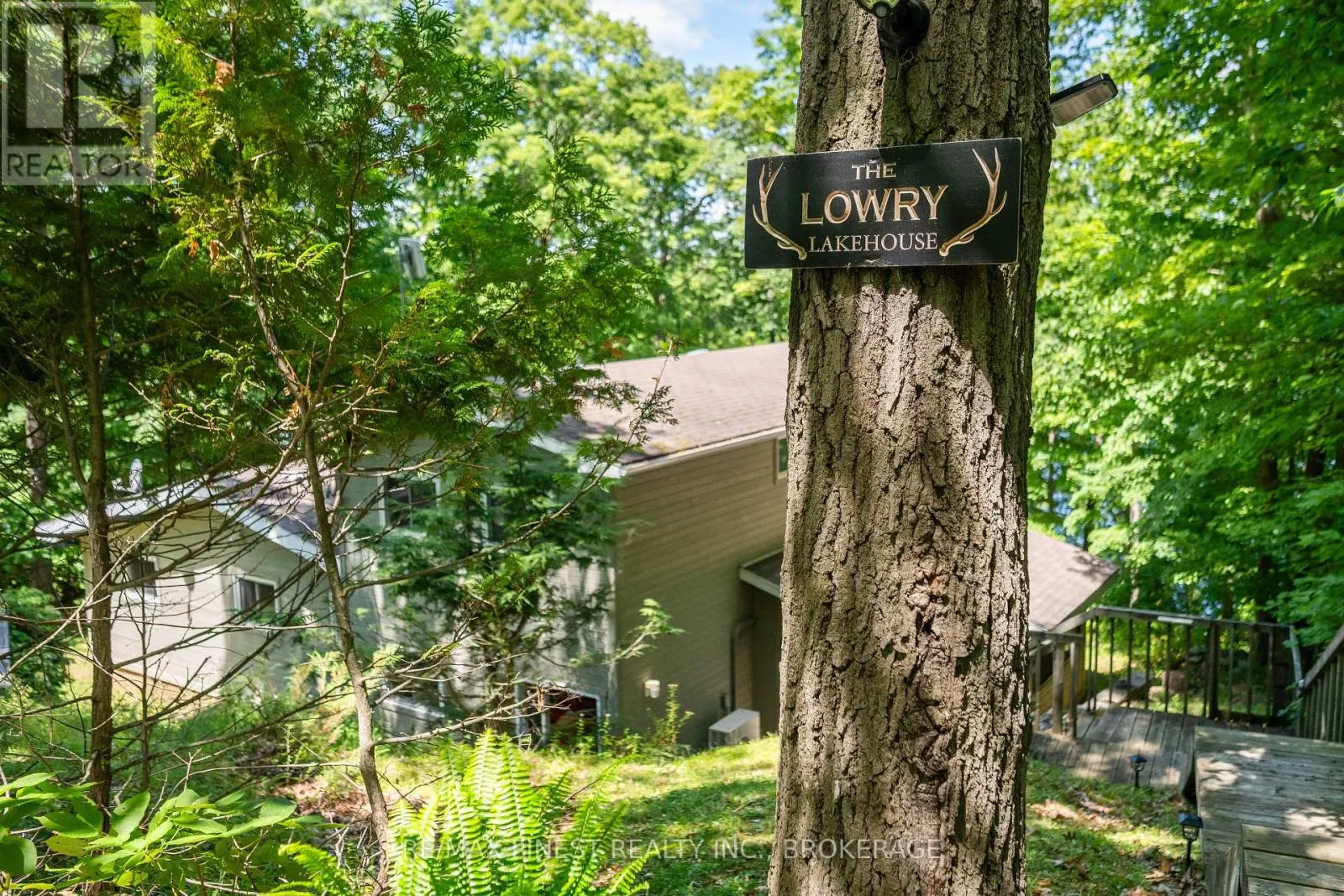32 OAKWOOD LANE