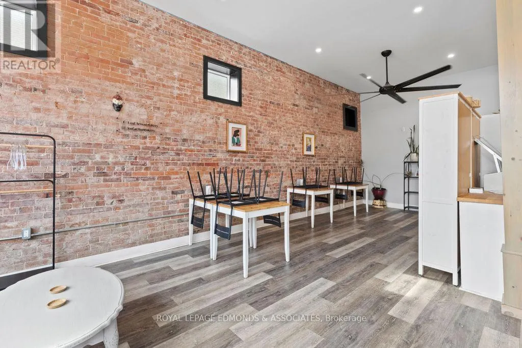 201 PEMBROKE STREET W