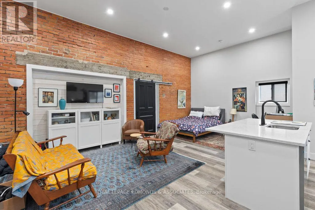 201 PEMBROKE STREET W