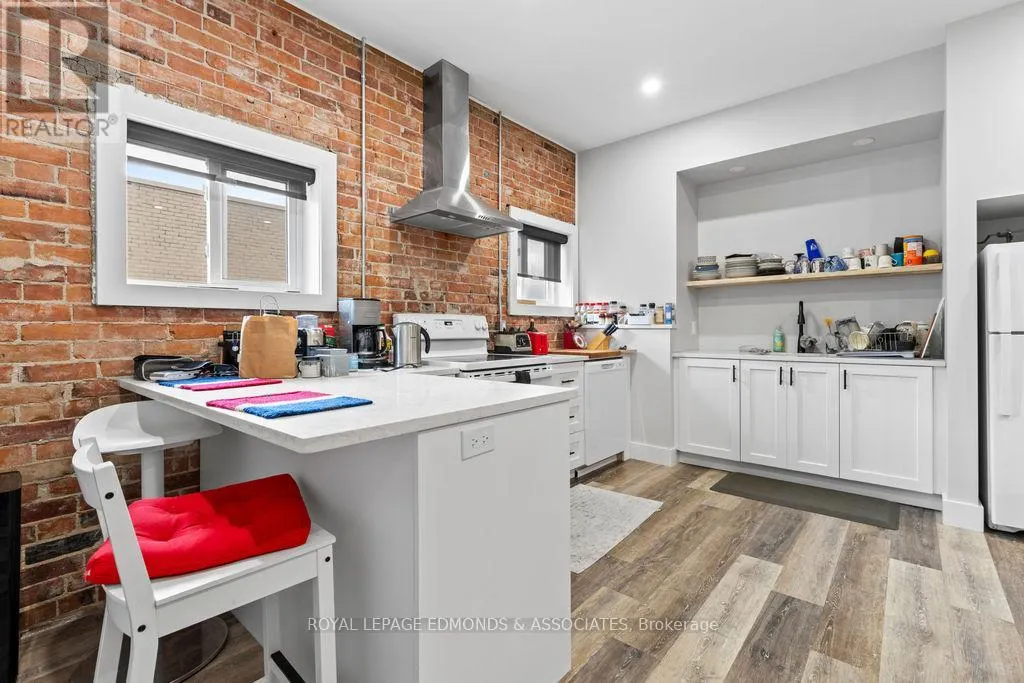 201 PEMBROKE STREET W