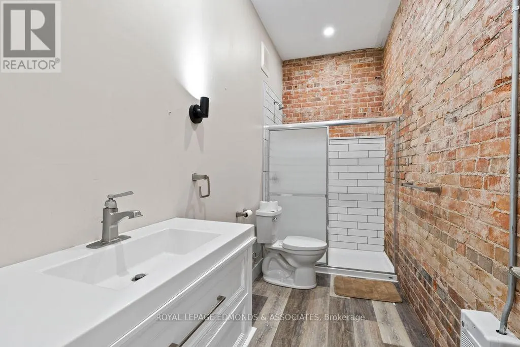 201 PEMBROKE STREET W