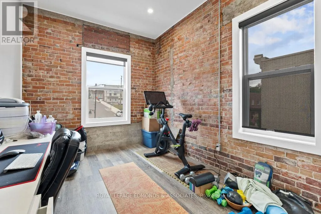 201 PEMBROKE STREET W