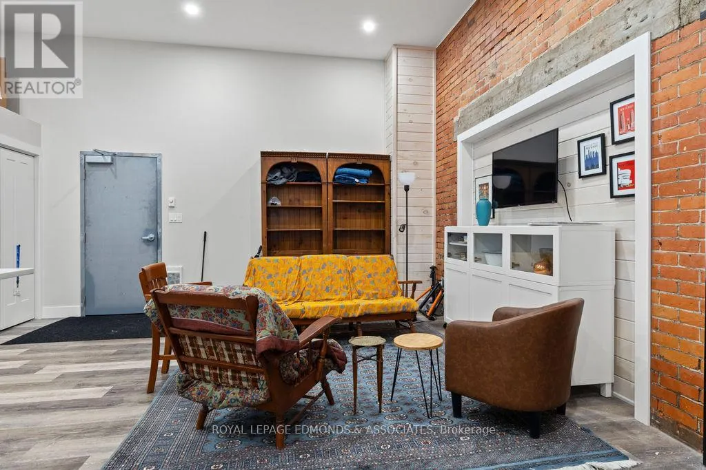 201 PEMBROKE STREET W