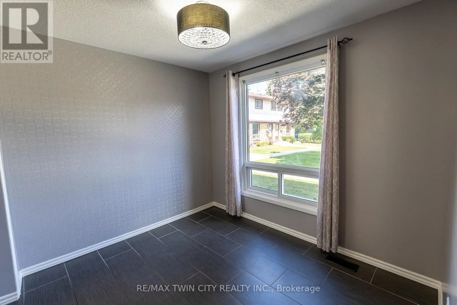 43 - 210 GLAMIS ROAD