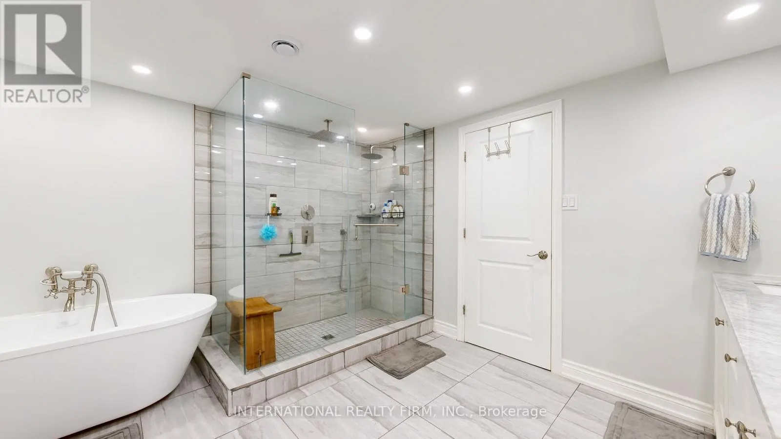 8309 OAK RIDGES DRIVE