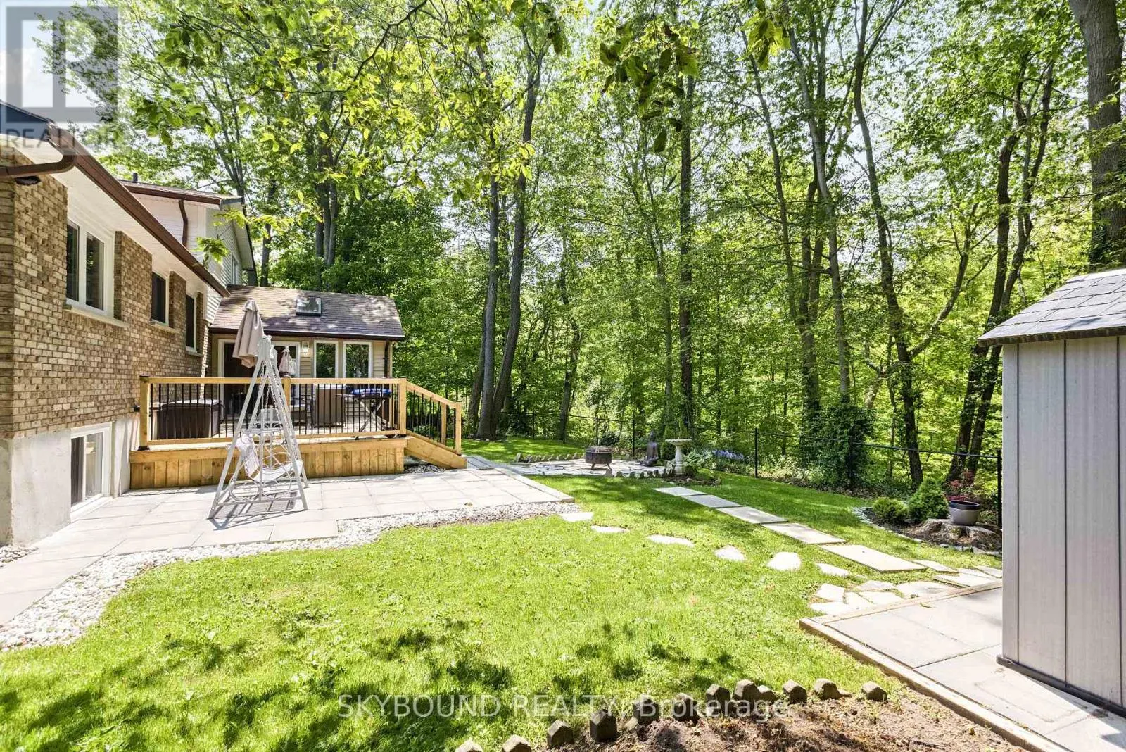 6 ROSELAWN COURT