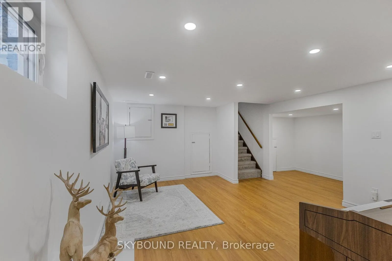 6 ROSELAWN COURT